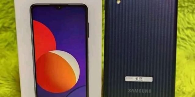 [MAGAZINE] Smartphone Samsung Galaxy M12 4GB 4G LCD 6.5″ Câmera Quádrupla 48MP Selfie 8MP Dual Chip Android 11.0 Preto