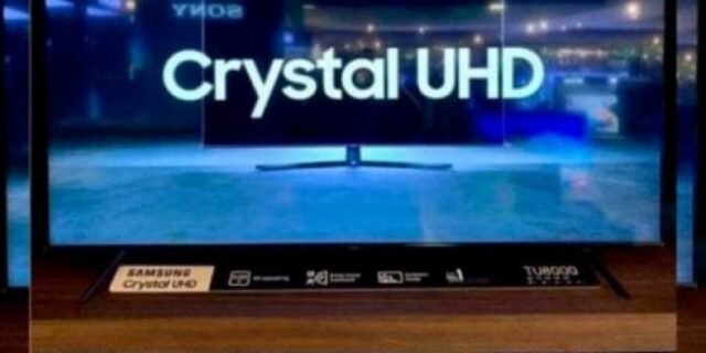 [SUBMARINO] Smart Tv 82” Samsung Crystal Uhd 82tu8000 4k, Wi-Fi, Borda Infinita, Alexa Built In, Controle Único, Visual Livre De Cabo, Modo Ambiente Foto E Processador Crystal 4k