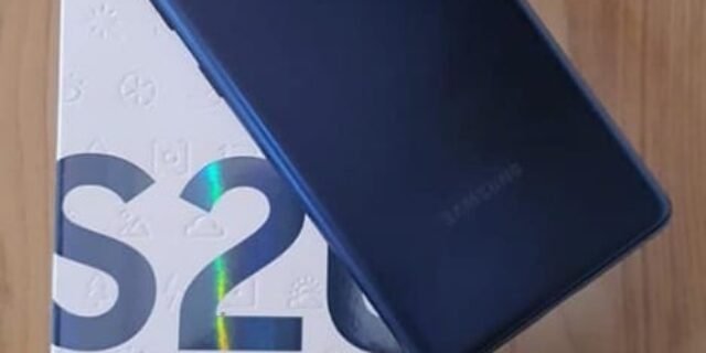 [EXTRA] Smartphone Samsung Galaxy S20 FE Cloud Navy 256GB, 8GB RAM, Tela Infinita de 6.5”, Câmera Traseira Tripla, Android 11 e Processador Octa-Core