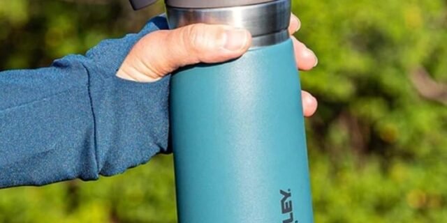 [AMAZON] Garrafa de aço inoxidável com canudo Stanley IceFlow, 623 g