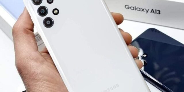 Smartphone Samsung Galaxy A13 128GB, 4GB RAM, Tela Infinita de 6.6″, Câmera Quádrupla Traseira, Bateria de 5000 mAh e Processador Octa Core (3 Cores)