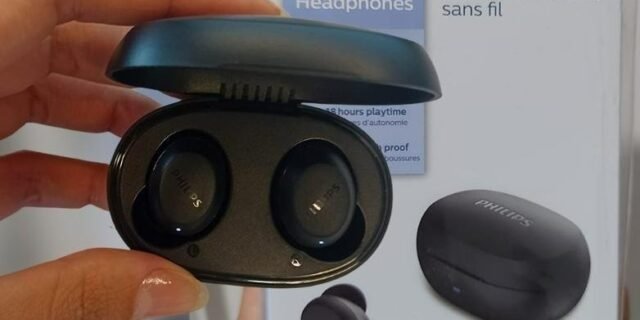 PHILIPS Fone de ouvido sem fio TWS bluetooth com microfone e energia para 18 horas totais na cor preto, padrão, TAT1235BK/97