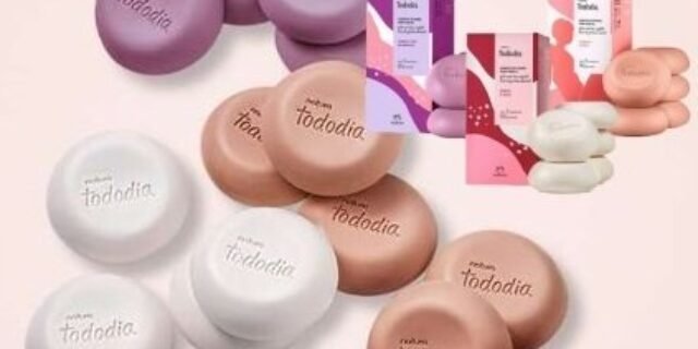 Kit de Sabonetes com 3 Caixas (1 ameixa e flor de baunilha, 1 cereja e avelã e 1 tâmara e canela) com 5 unidades de 90 g cada