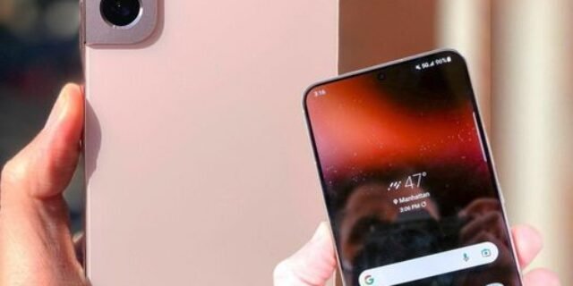 Smartphone Samsung Galaxy S22 128GB 5G Tela 6.1″ 120Hz Câmera Tripla 50MP Android (4 Cores)