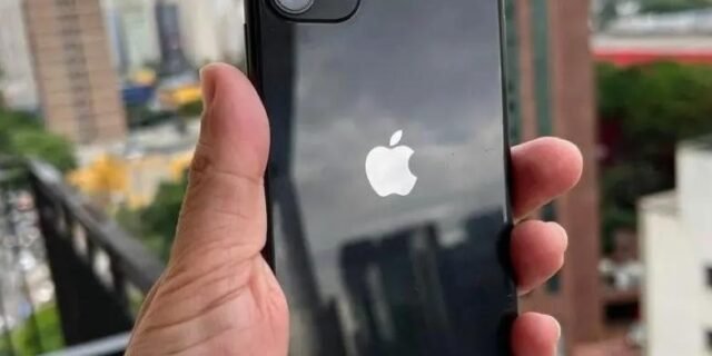 iPhone 11 Apple (64GB) Preto Tela 6,1″ 4G Câmera 12MP iOS