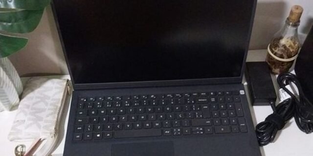 Notebook Dell Inspiron i15-i1100-M10P 15.6″ Full HD Intel Pentium Gold 4GB 128GB SSD Windows 11 Preto