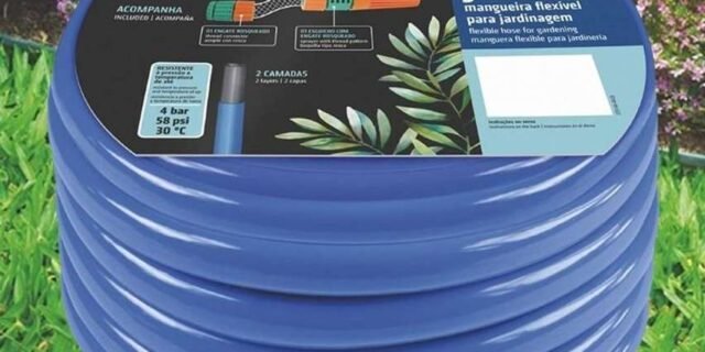 Mangueira Flex Azul em PVC 2 Camadas para jardim 20 m com engate rosqueado e esguicho – Tramontina