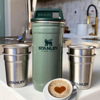 Conjunto de copos de shot de aventura Stanley, 4 copos de aço inoxidável com estojo de transporte de metal resistente, presentes de acampamento