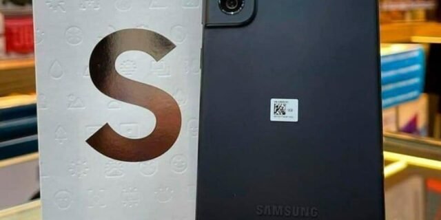 Smartphone Samsung Galaxy S21 FE 256GB Preto 5G Octa-Core 6GB RAM 6,4” Câm. Tripla + Selfie 32MP