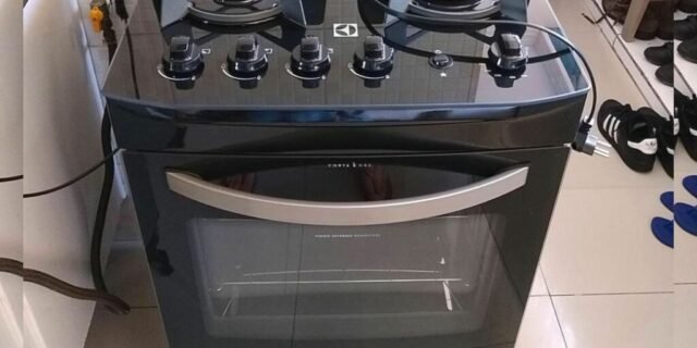 Fogão 4 Bocas Electrolux Preto Automático com Mesa de Vidro e Porta Full Glass (52LPV) – Bivolt