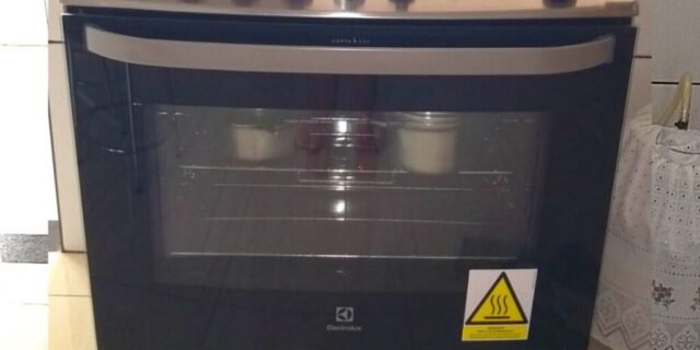 Fogão 5 Bocas Electrolux Prata Automático com Tripla Chama e Forno Easy to Clean (76USQ) – Bivolt