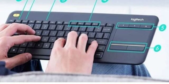 Teclado sem fio Logitech K400 Plus TV com Touchpad Integrado, Conexão USB Unifying e Layout ABNT2