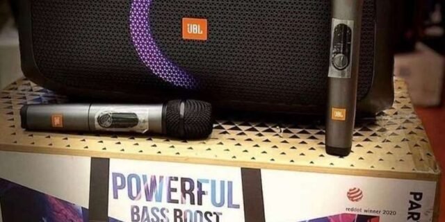 Caixa de Som Portátil Bluetooth JBL PartyBox On-The-Go, Com Microfone Sem Fio e Efeitos de Luzes – JBLPARTYBOXGOBBR2
