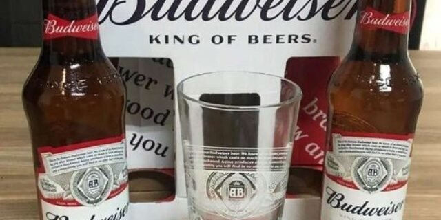 Kit Cerveja Budweiser 330ml 2 Un + Copo Budweiser Vidro 350ml 1 Un