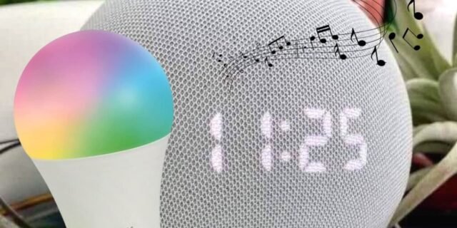 Echo Dot (4ª geração) | Smart Speaker com Relógio e Alexa + Lâmpada Smarteck 12W (2 Cores)