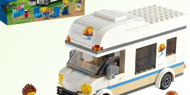 LEGO® City Trailer de Férias; Kit de Construção (190 peças)