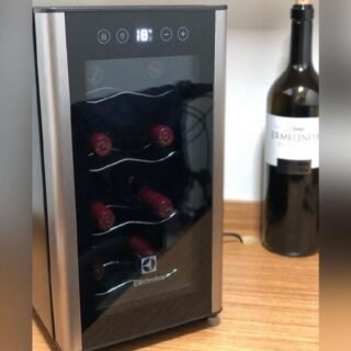 Adega Electrolux 8 garrafas Uma Porta Acabamento em Alumínio