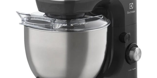 Batedeira planetária Electrolux potente capacidade 5L 750W 12 velocidades tigela inox função pulsar massa pesada pes antiderrapante EKM40 preto