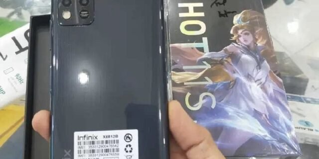 Smartphone Infinix Hot 20 128GB Preto 5G MediaTek Dimensity 810 4GB RAM 6,6″ Câm. Dupla + Selfie 8MP Dual Chip