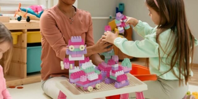 MESA INFANTIL EDUCATIVA COM BLOCOS DE MONTAR MEGA COMPRAS (Rosa)