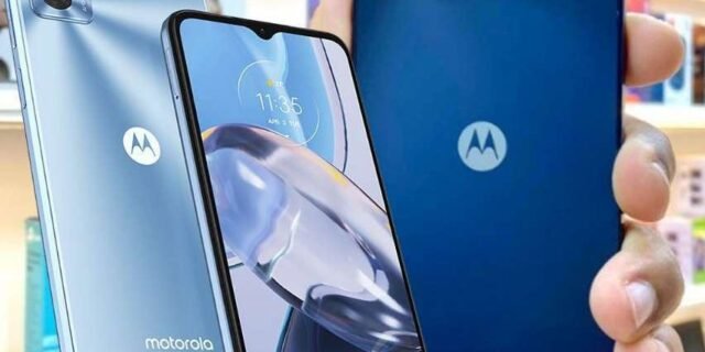 Smartphone Motorola Moto E22 64GB Preto 4G 4GB RAM 6,5” Câm. Dupla + Selfie 5MP Dual Chip