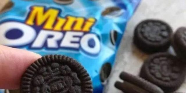 Biscoito recheado Mini Oreo original display com 10 unidades de 35g
