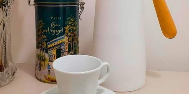 GARRAFA TÉRMICA PLÁSTICO C/CABO MADEIRA NÓRDICA BRANCA 1l