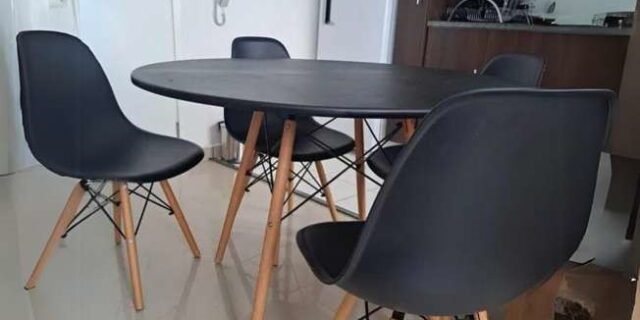 Mesa Redonda 90cm Com 4 Cadeiras Eames Eiffel Pés De Madeira Preta – Decoreshop
