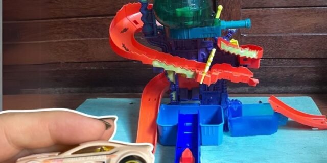 Hot Wheels Color Shifters, Pista Estação Cientifica com 1 Carrinho que Muda de Cor