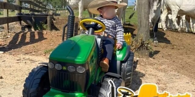 Trator Peg Perego John Deere Ground Force cor verde/amarelo 127V