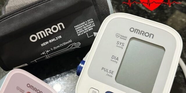 OMRON Monitor de Pressão Arterial de Braço Control+ Hem-7122