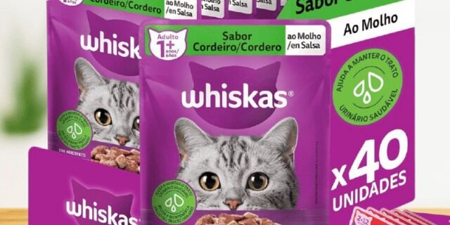 Pack Ração Úmida Whiskas Sachê Cordeiro ao Molho para Gatos Adultos OU Gatos Filhotes 85 g- 40 unidades