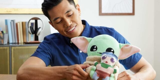 Star Wars, Pelúcia Bebê Grogu Mau com 25 cm de Altura e Mais de 15 Sons e Frases, Inspirado na série Star Wars: The Mandalorian, Mattel