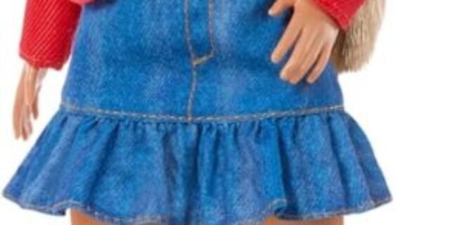 Barbie, Boneca Mia Inspirada em Rebelde & RBD, Vestindo Uniforme Escolar Removível com Bota e Gravata, Para Idades acima de 3 anos