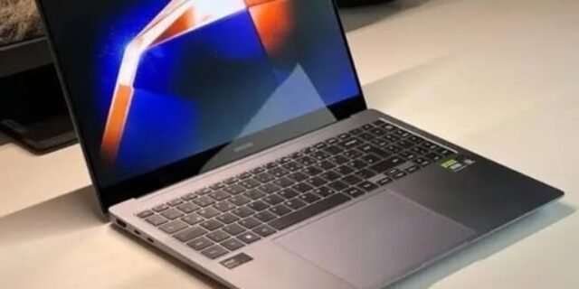 Notebook Samsung Galaxy Book4 Intel Inside U300, 8GB, 256GB SSD, UHD Graphics, 15.6″ Full HD LED, 1.55kg, Windows 11 Home