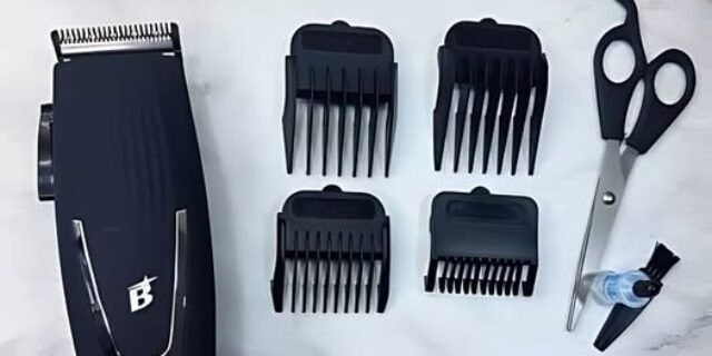 Máquina de Cortar Cabelo Britânia BCR03 18W com 9 acessórios