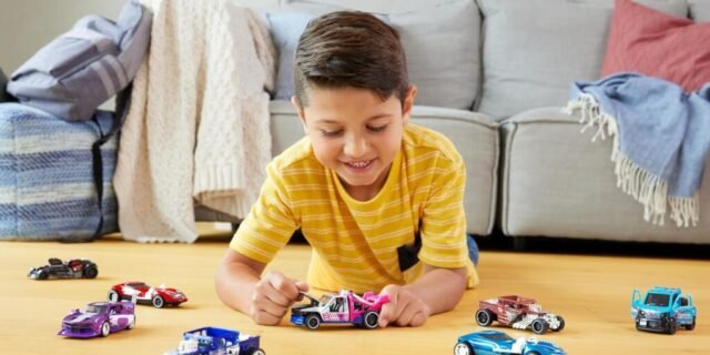 Hot Wheels, Pullback Speeders, Conjunto Sortido com 2 Carrinhos de Fricção de Escala 1:43
