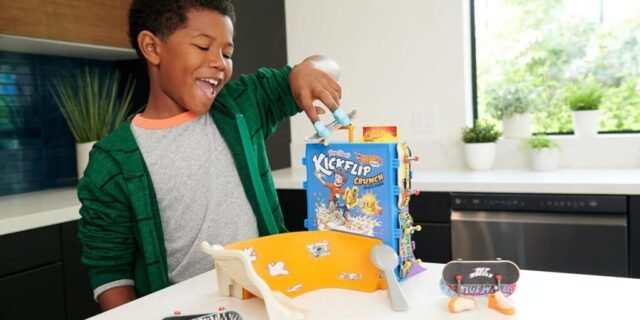 Hot Wheels Skate, Pista de Brinquedo Tony Hawk Bowl de Cereal com 1 Fingerboard Exclusivo e Par de Tênis de Skate Removíveis, Armazenamento para até 4 Fingerboards e 4 Pares de Tênis