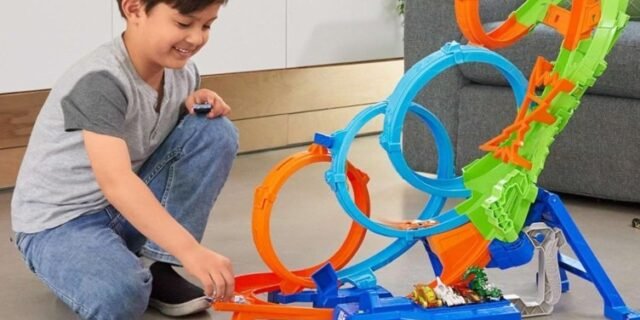 Hot Wheels Action, Pista de Brinquedo com 4 Voltas, Colisões Desafiadoras e 1 Carrinho de Escala
