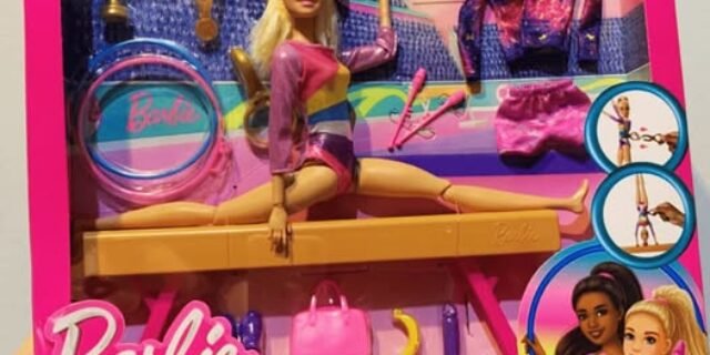 Barbie Profissões, Conjunto de Brinquedo com 1 Boneca Ginasta de Cabelo Loiro com Recurso de Salto com Giro, Trave de Equilíbrio e + de 10 Acessórios