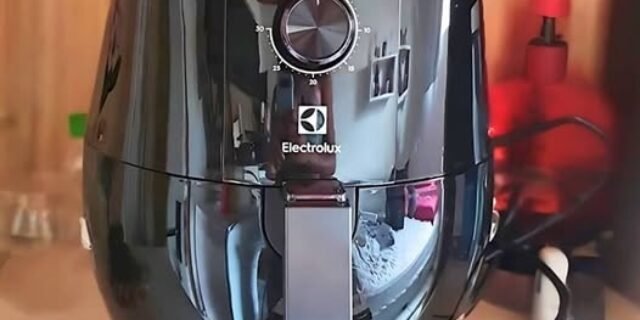 Fritadeira Elétrica sem Óleo/Air Fryer Electrolux – Efficient EAF10 Preto 3,2L 220V