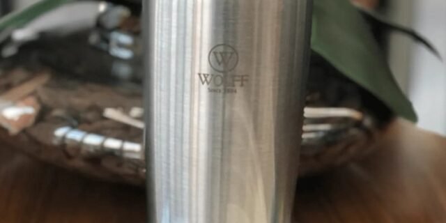 WOLFF – Copo Térmico de Aço Inox Parede Dupla Com Tampa 600ml Prata – Para Viagem – Mantém a Bebida na Temperatura Ideal