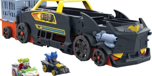 Hot Wheels RacerVerse, Pista de Brinquedo Batman Veículo Transformer, Para crianças a partir de 4 anos