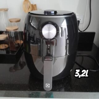 Fritadeira Elétrica sem oleo Electrolux Airfryer 3,2L 8 receitas pré-sugeridas desligamento automático cesto removivel 1400W EAF15 preta 220v por Rita