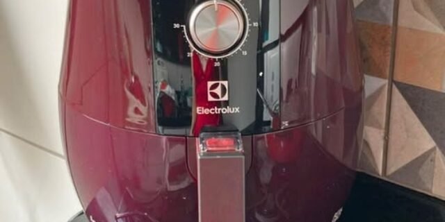 Fritadeira Elétrica Grand Airfryer 4L Electrolux EAF31 Dark Red