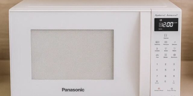 MICRO-ONDAS PANASONIC 21LT NN-ST25LWRUN 700W 127V BRANCO (AM)