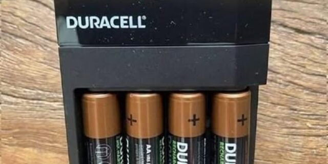 DURACELL – Carregador de Pilhas Recarregáveis AA e AAA Com 4 Pilhas AA