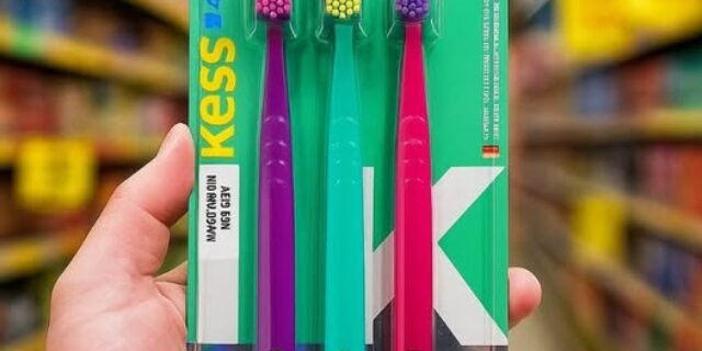 KESS Pack com 3 Escovas Dentais Pro Extra Macias Multicolorido