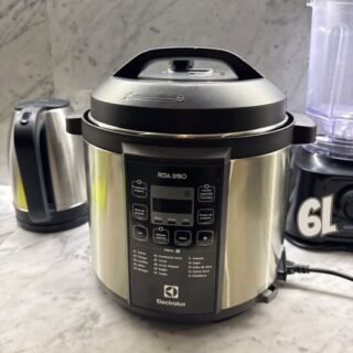 Panela pressão elétrica Electrolux digital capacidade 6L silenciosa segura 10 travas segurança 15 receitas pré-programadas 3 níveis pressão PCC20 inox