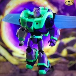 McFarlane Brinquedos – Disney – Mirrorverse – Edição Buzz Lightyear que brilha no escuro – Etiqueta dourada